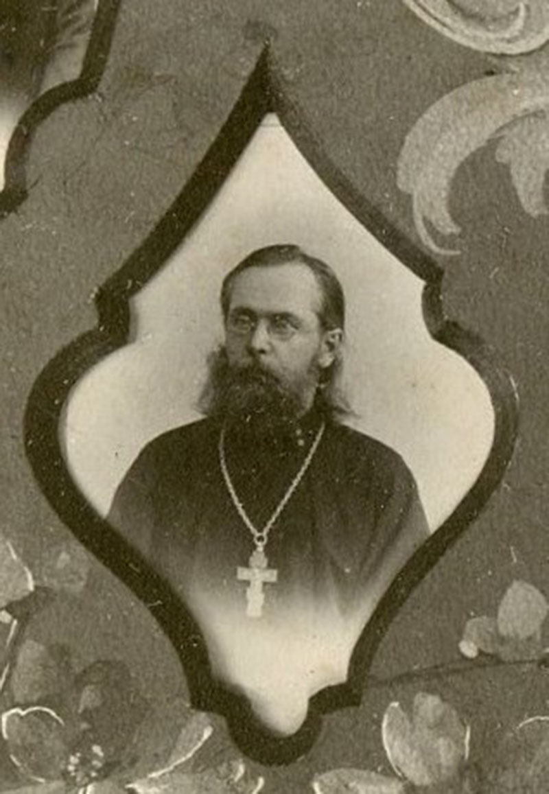 Сахаров Николай Васильевич, священник Собора Преображения Господня Ямбургского уезда. Нарва. 1885 – 1891 Фрагмент фотографии 23-й выпуск Нарвской мужской гимназии. 1905.