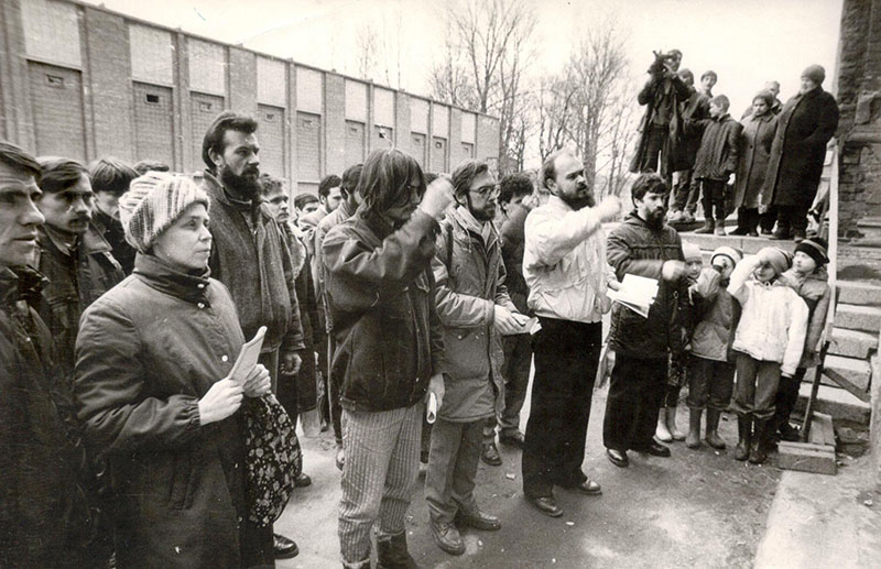 Молитва возле стен храма Покрова Пресвятой Богородицы, март 1993 года.