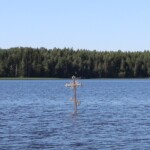 Установленный в водах Дымского озера поклонный крест напротив того места, где, по преданию, молился преподобный Антоний Дымский. июль 2021г. Установленный в водах Дымского озера поклонный крест напротив того места, где, по преданию, молился преподобный Антоний Дымский. июль 2021г.