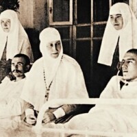 Вел. кнг. Елисавета Феодоровна и сестры Марфо-Мариинской обители в лазарете. Фотография. 1915 г. Вел. кнг. Елисавета Феодоровна и сестры Марфо-Мариинской обители в лазарете. Фотография. 1915 г.
