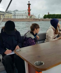 Путешествие на лодочке в Петропавловскую крепость Путешествие на лодочке в Петропавловскую крепость